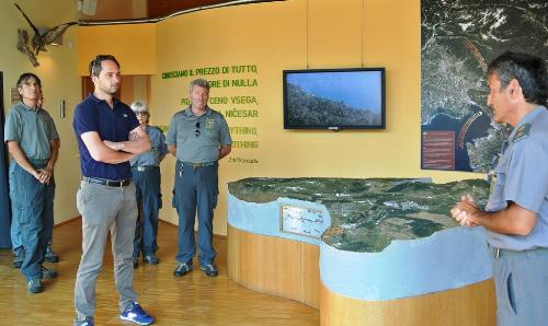 Cristiano Shaurli (assessore regionale Risorse agricole e forestali), Lucio Ullian (coordinatore Stazione forestale Trieste) e Diego Masiello (coordinatore Centro didattico naturalistico Basovizza)  – Trieste, Centro didattico naturalistico di Basovizza 14/08/2015